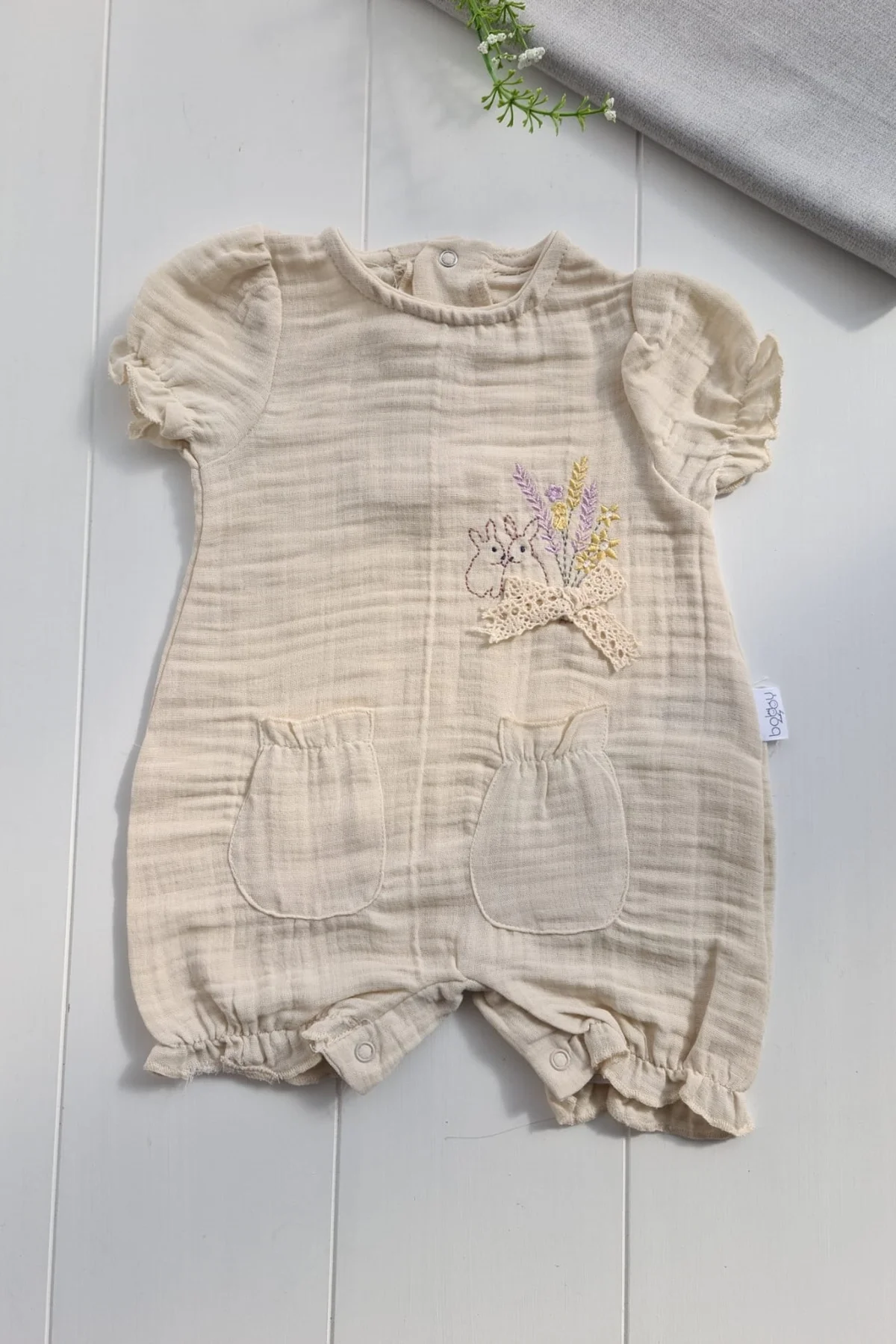 Müslin Kumaş Çiçek Nakışlı Pamuklu Kız Bebek Tulum görsel 2
