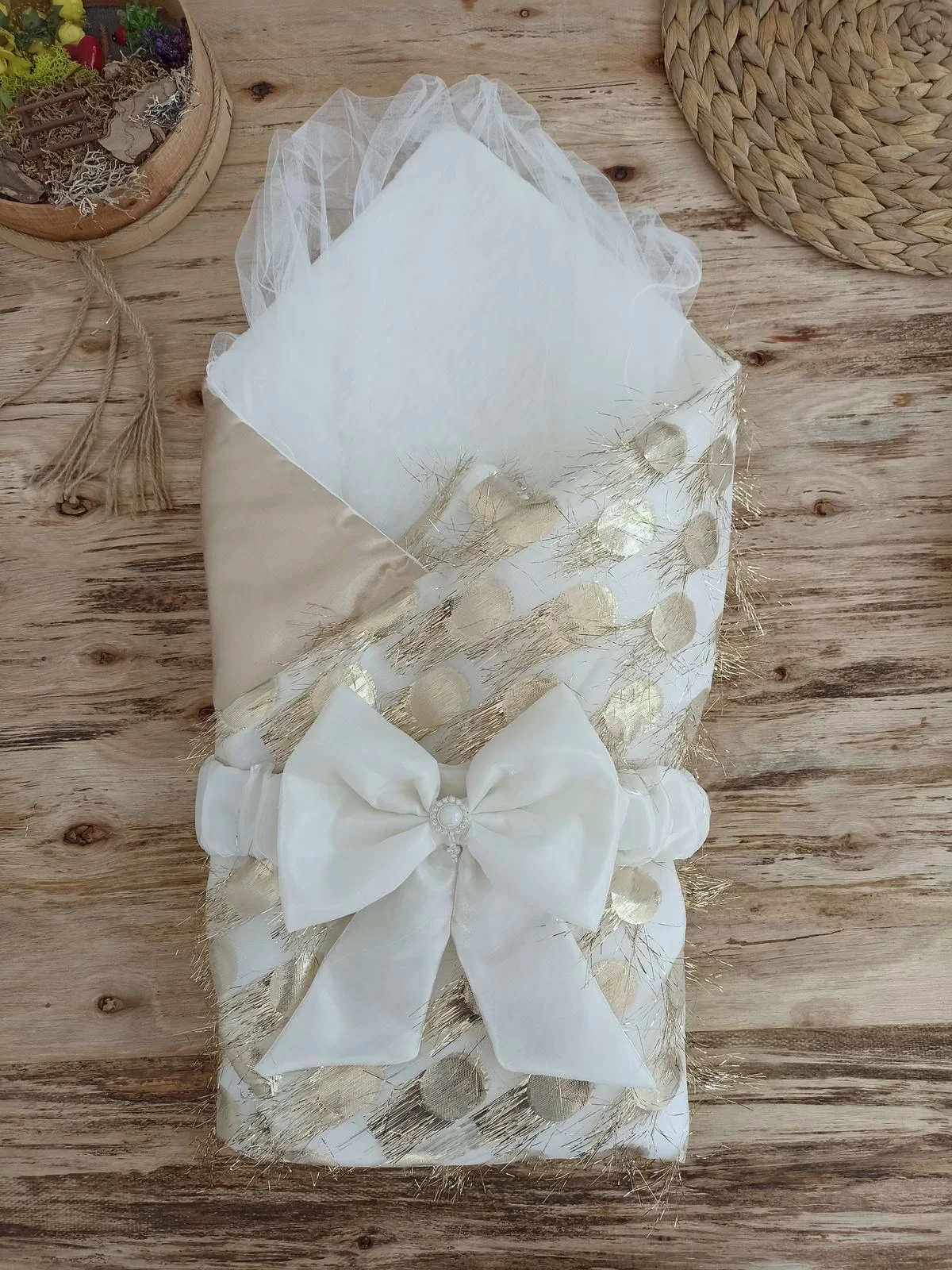 Yenidoğan İzmir İncisi Tül İşlemeli Pamuklu Fiyonklu Kundaklı Lüks 3lü Alt Açma Seti Gold görsel 4