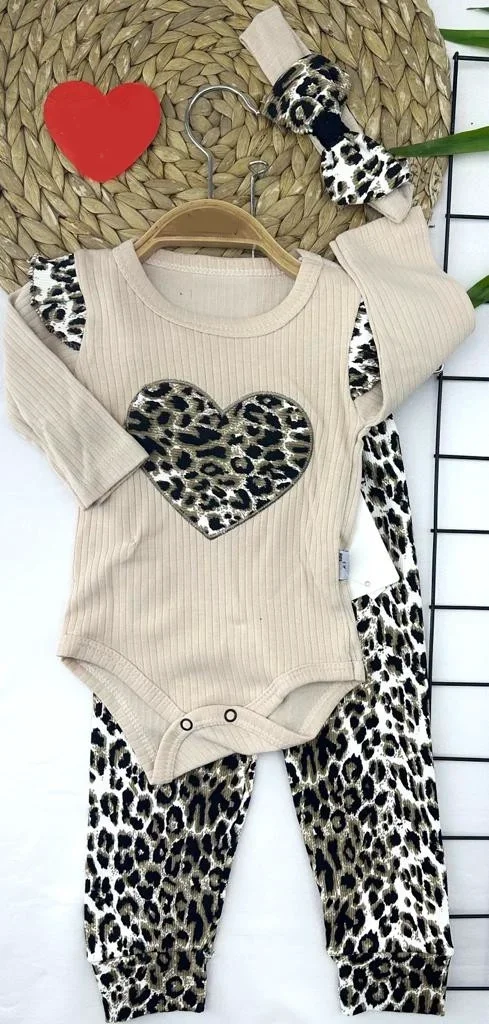 3-6-9-12 Ay Leopar Kalp Desenli Uzun Kollu Body Leopar Pantolon Bandanalı 3lü Kız Bebek Takımı
