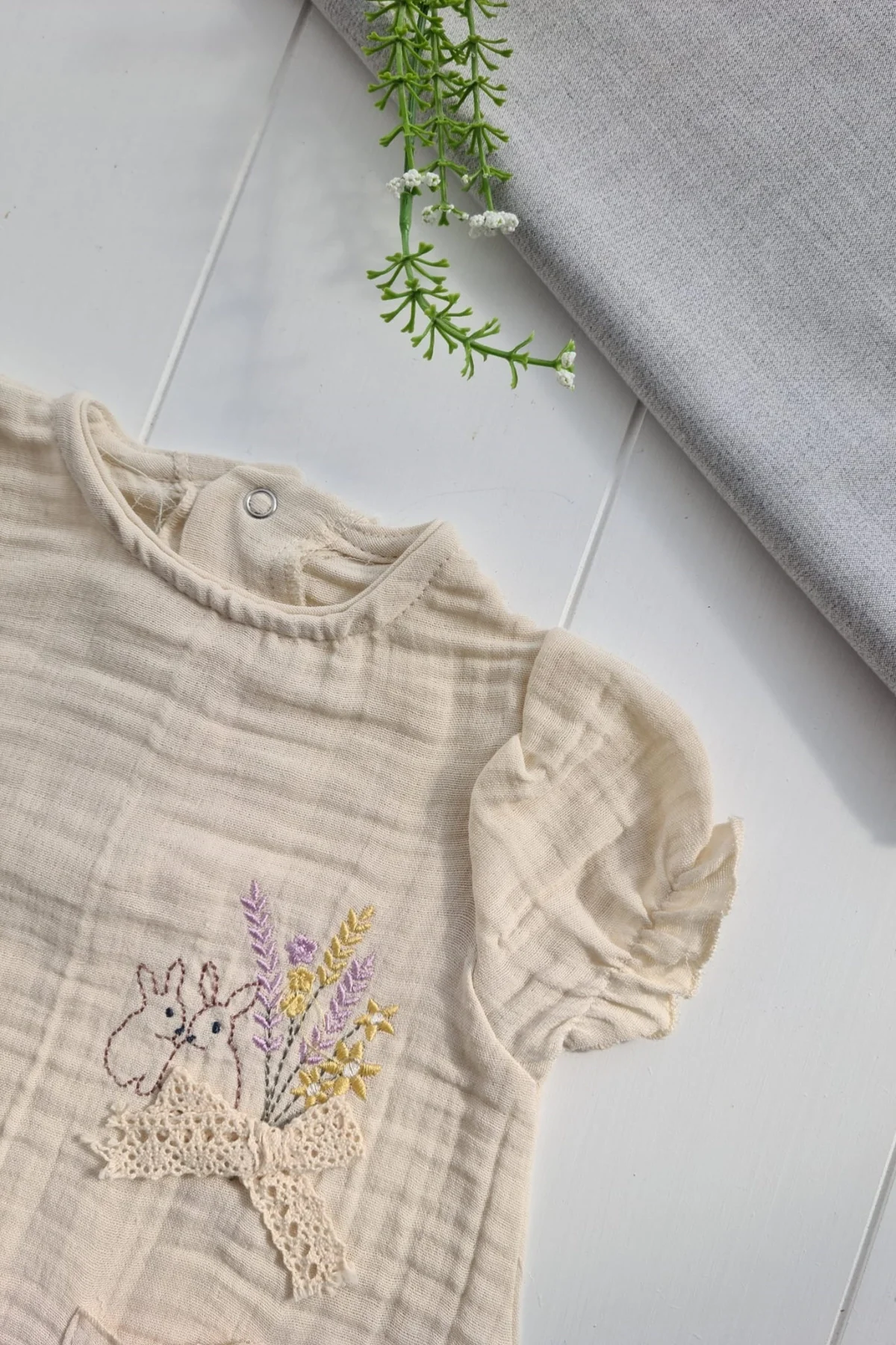 Müslin Kumaş Çiçek Nakışlı Pamuklu Kız Bebek Tulum görsel 3