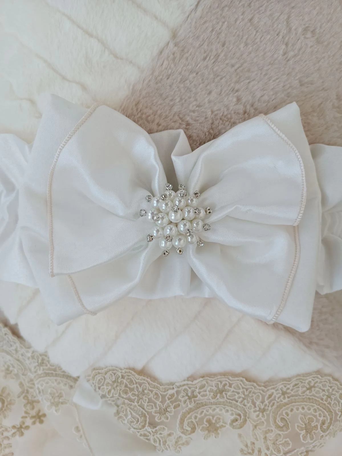 Yenidoğan Wool Yün Kumaş Taç Nakışlı Güpür Duvaklı Fiyonk Prizma Taş Unisex Kundak Bebek Battaniyesi Bej görsel 7