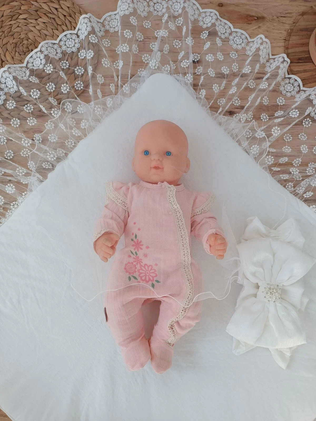 Yenidoğan Ay Işığı Papatya Dantelli Taşlı Fiyonk Bebek Battaniyesi Kundak Ekru görsel 4