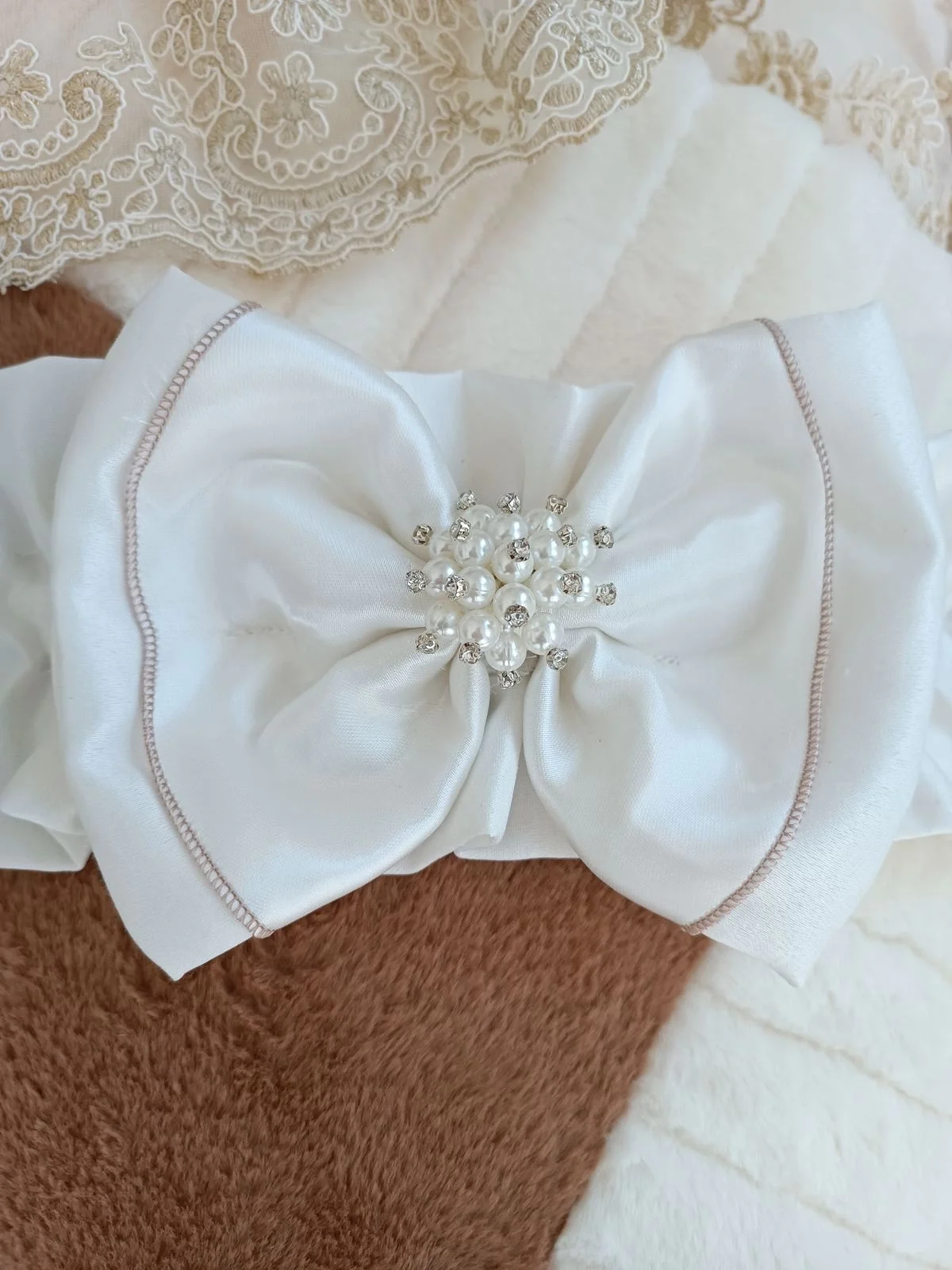 Yenidoğan Wool Yün Kumaş Taç Nakışlı Güpür Duvaklı Fiyonk Prizma Taş Unisex Kundak Bebek Battaniyesi Kahverengi görsel 6