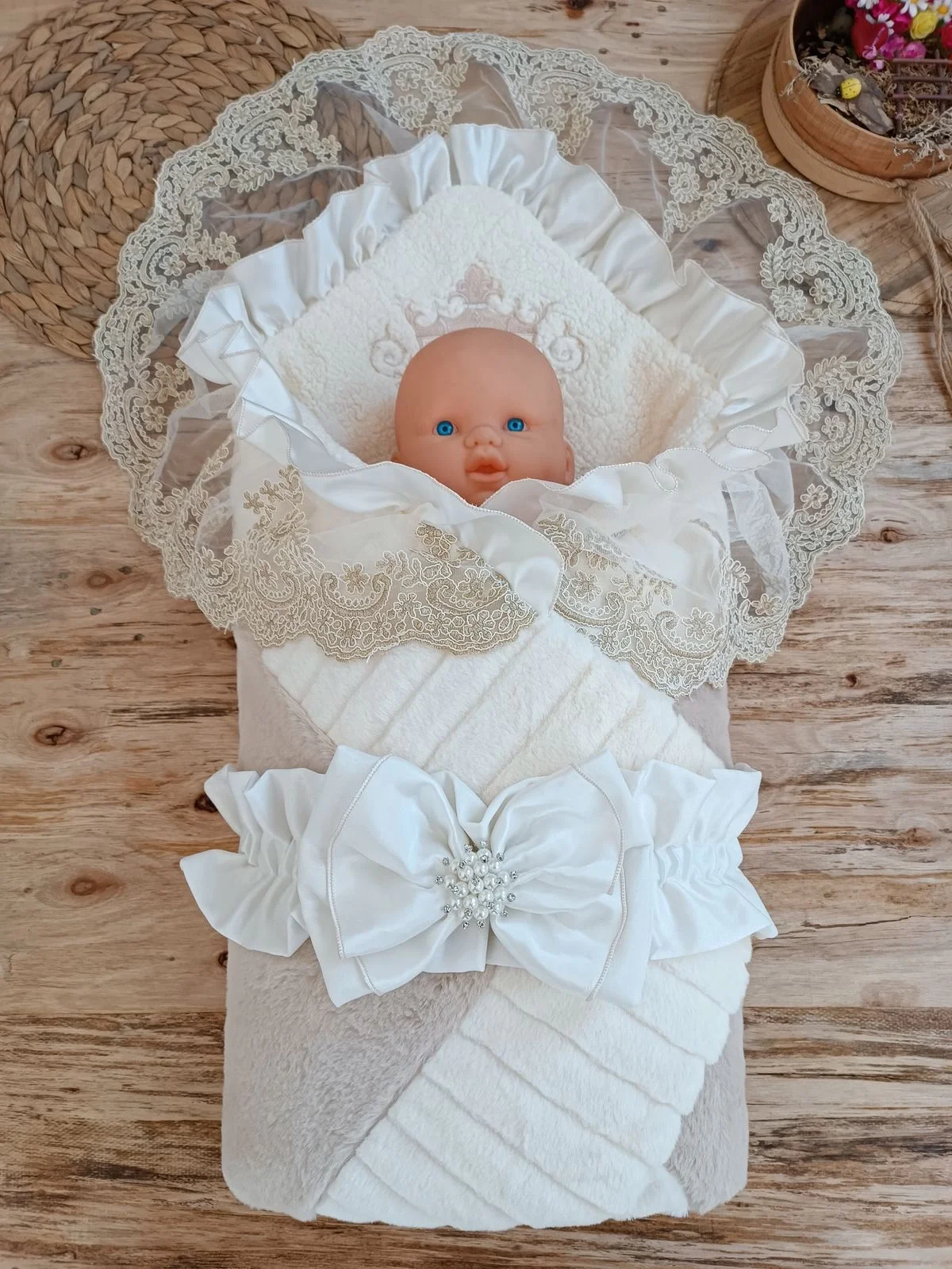 Yenidoğan Wool Yün Kumaş Taç Nakışlı Güpür Duvaklı Fiyonk Prizma Taş Unisex Kundak Bebek Battaniyesi Bej görsel 2