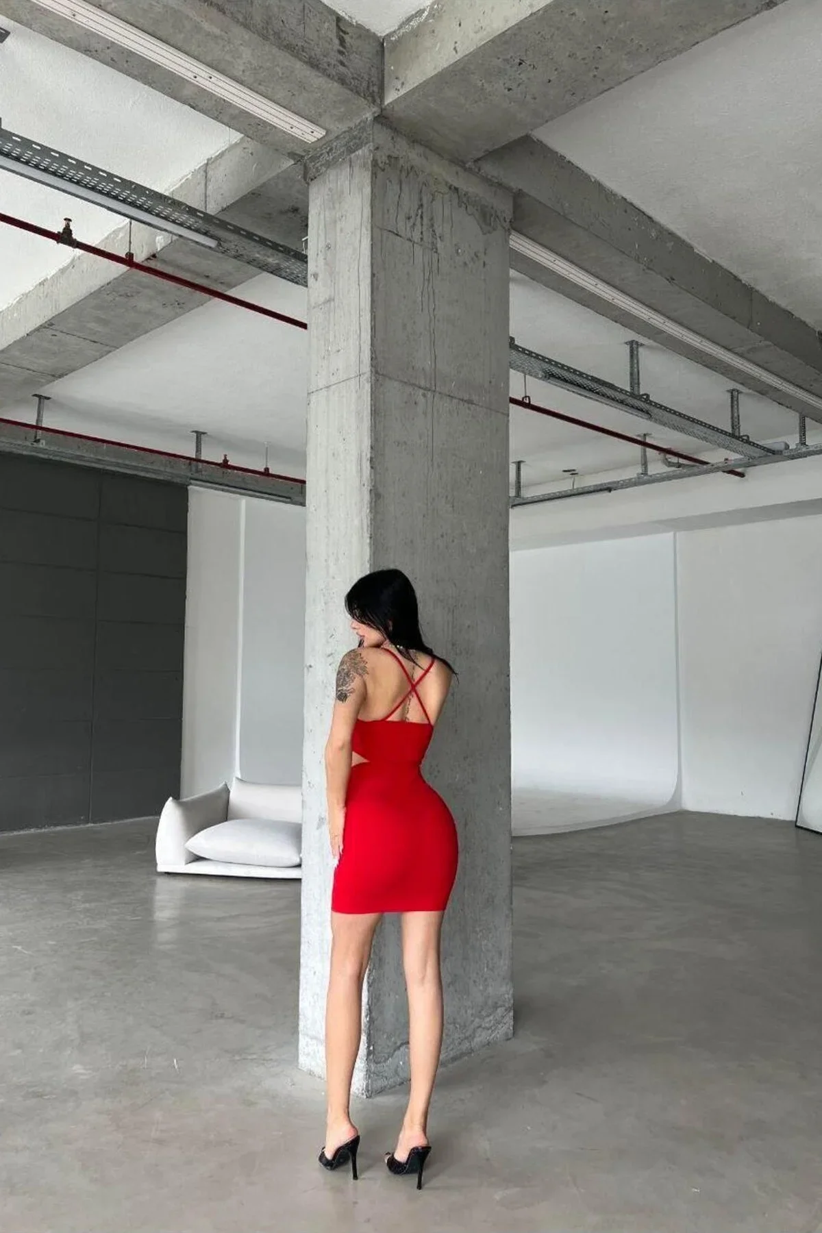 Kadın Krep Kumaş V Yaka Kemerli Mini Askılı Elbise görsel 3