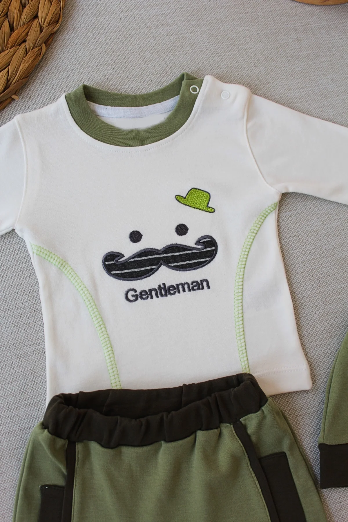 3-6 6-9 9-12 Ay Gentleman Erkek Nakışlı Şapkalı Uzun Kollu Sweat 3lü Erkek Bebek Takımı Yeşil görsel 2