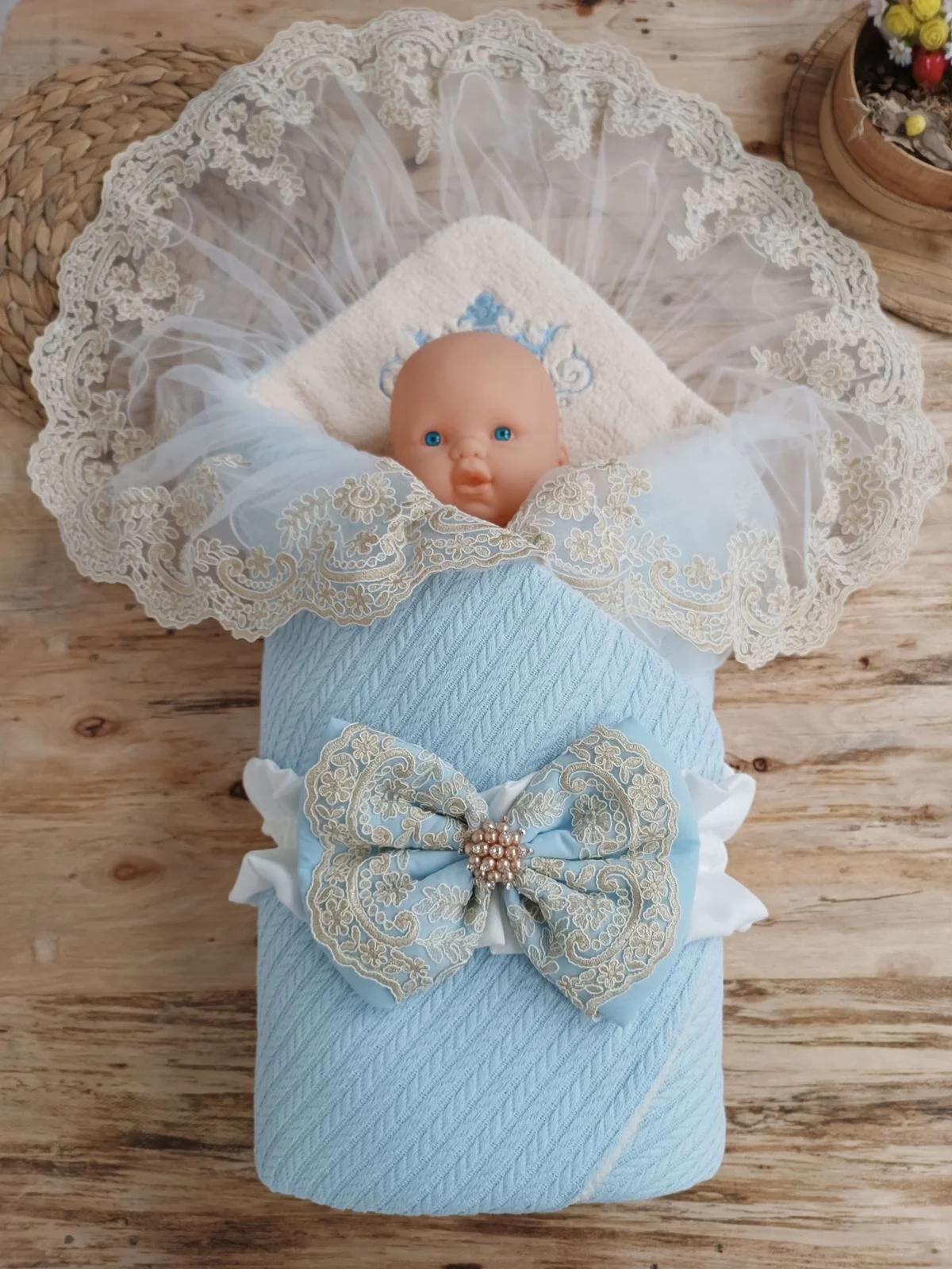 Yenidoğan Kuzulu Taç Nakış Güpürlü Fiyonklu Duvaklı Prizma Taş Unisex Kundak Bebek Battaniyesi Mavi görsel 2