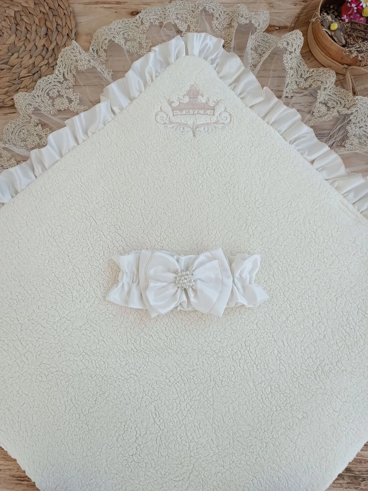 Yenidoğan Wool Yün Kumaş Taç Nakışlı Güpür Duvaklı Fiyonk Prizma Taş Unisex Kundak Bebek Battaniyesi Bej görsel 3