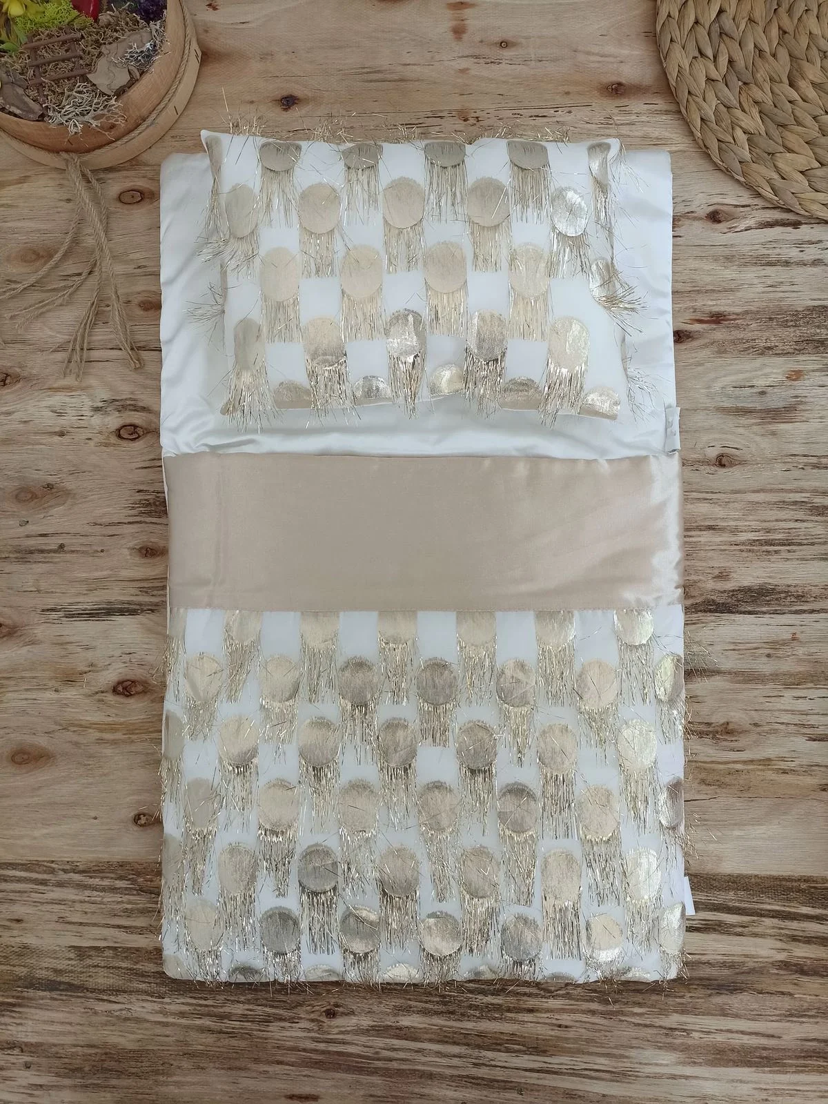 Yenidoğan İzmir İncisi Tül İşlemeli Pamuklu Fiyonklu Kundaklı Lüks 3lü Alt Açma Seti Gold görsel 3