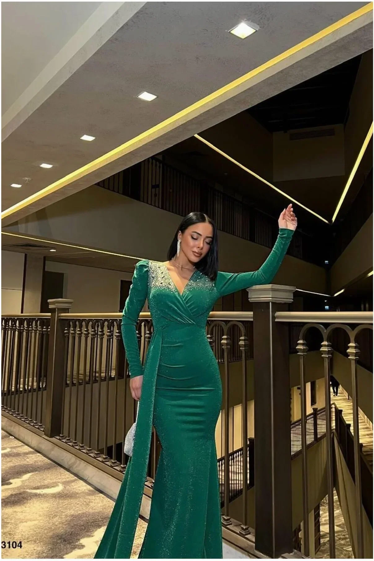 Kadın Modern Stil Kruvaze Yaka Taş Detaylı Uzun Kollu Abiye Elbise görsel 7