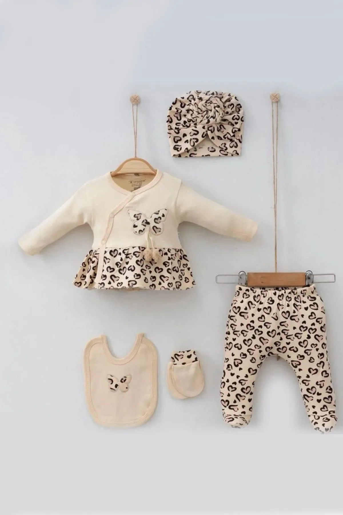Leopar Desenli Kelebek Nakışlı % 100 Pamuk Kız Bebek Hastane Çıkış Seti