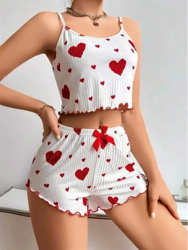 Pamuklu Beyaz Üstüne Kırmızı Kalp Desenli Askılı Şortlu Pijama Takımı