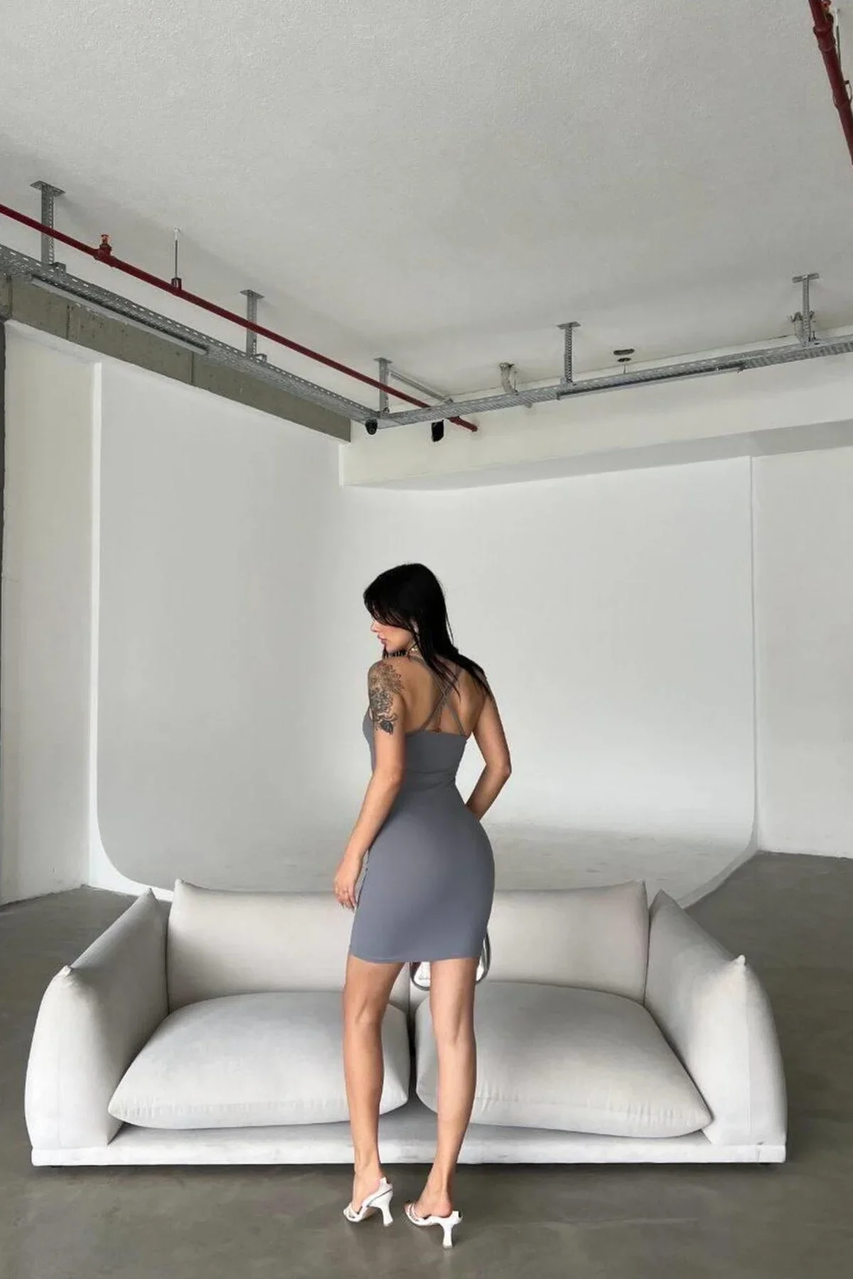Kadın Krep Kumaş V Yaka Kemerli Mini Askılı Elbise görsel 4