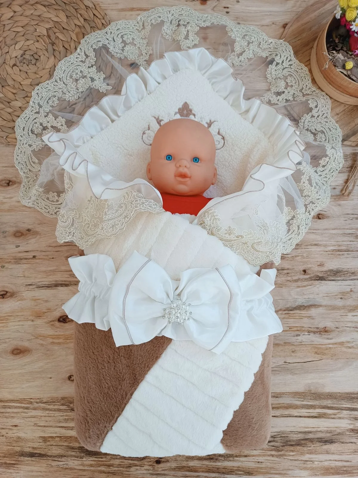Yenidoğan Wool Yün Kumaş Taç Nakışlı Güpür Duvaklı Fiyonk Prizma Taş Unisex Kundak Bebek Battaniyesi Kahverengi görsel 2